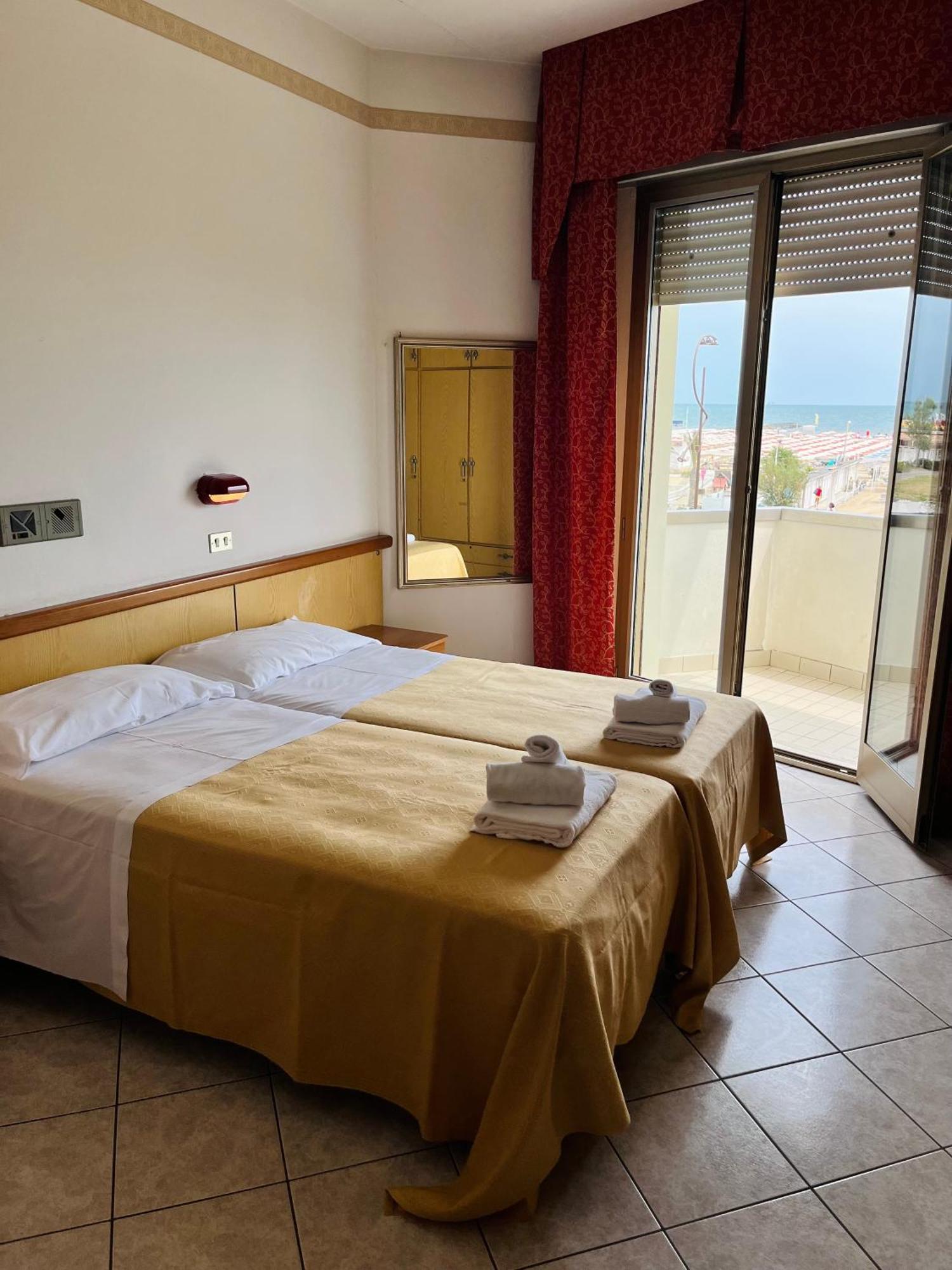 Hotel Columbia Frontemare Ρίμινι Εξωτερικό φωτογραφία
